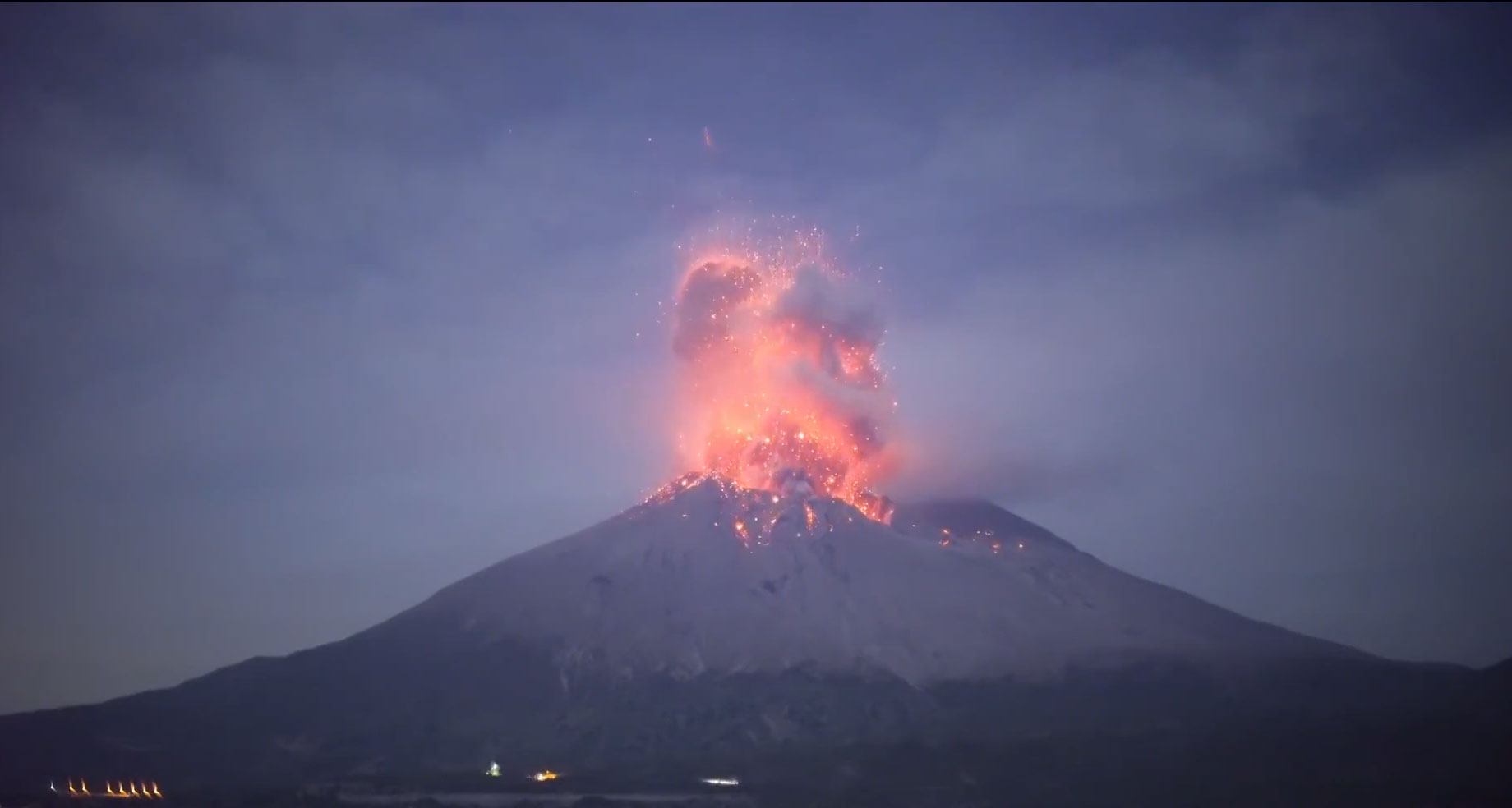 日本富士山火山喷发，大自然的魅力.jpg